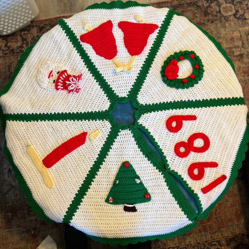 Vintage Tree Skirt Handmade Christmas Tree Skirt OS USA white green red 1989